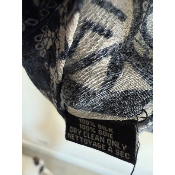 TOLANI blue white geometric print cold shoulder hanky 100% silk top blouse - Picture 4 of 4